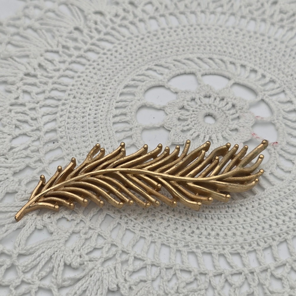 Vintage Trifari Gold Tone Feather Brooch Textured Leaf Pin Designer Jewelry